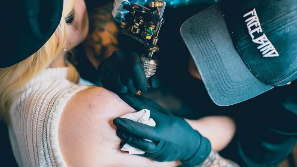 Se tatuó el nombre de su novio, se separó y tomó una maravillosa decisión (imagen ilustrativa).