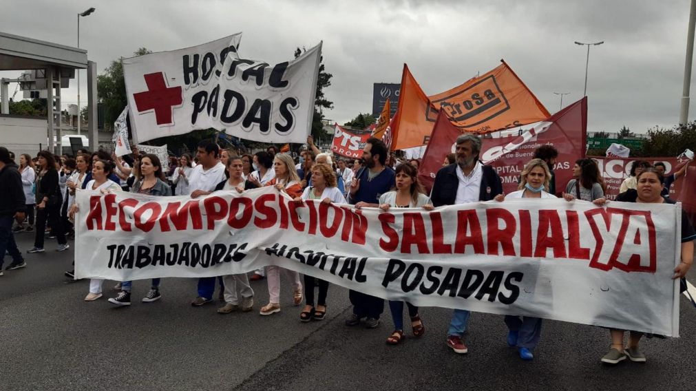 Trabajadores del Hospital Posadas movilizaban en el Acceso Oeste en una nueva jornada de protestas (Gentileza Prensa Obrera).