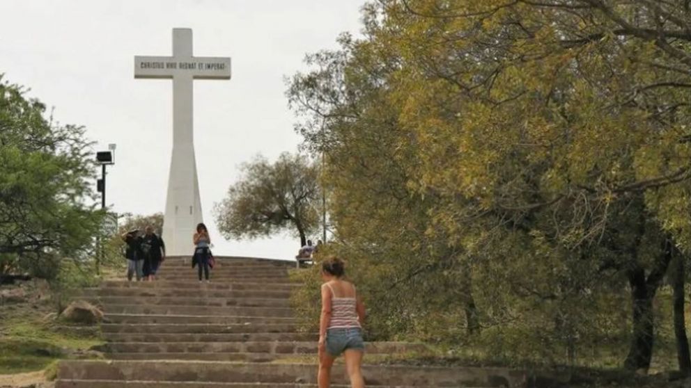 Una nena internada después de golpearse en el Cerro de la Cruz, en Villa Carlos Paz. (Foto: Cadena 3)