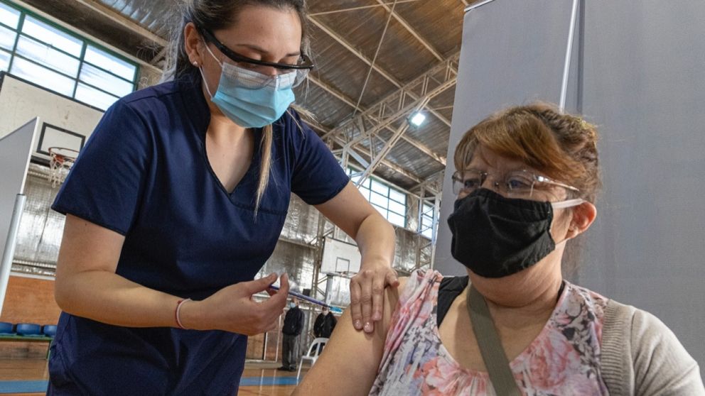 Los especialistas recomiendan respetar el esquema doble de vacunación y luego aplicarse los refuerzos para mantener la inmunidad.