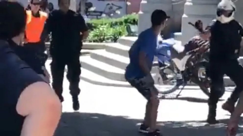 El hombre fue detenido frente a las escalinatas del municipio de Bahía Blanca.