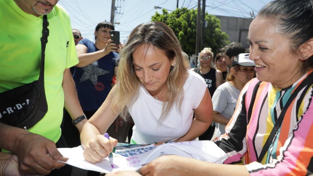 Malena Galmarini realizó una recorrida por el barrio La Rana de San Martín.