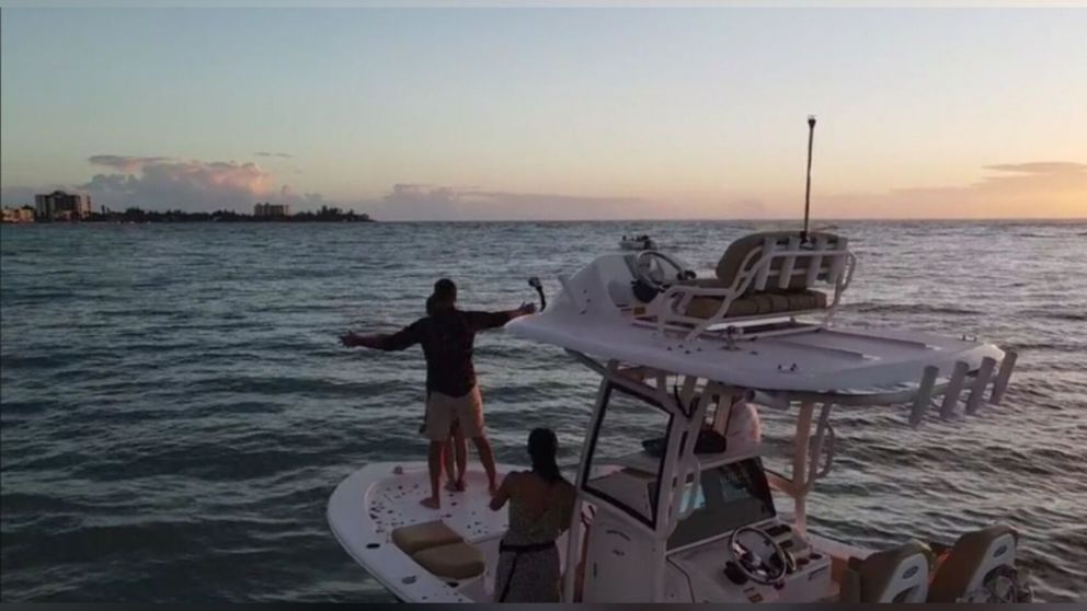 Le propuso casamiento a su pareja en un yate, pero sucedió algo inesperado y se volvió viral (Imagen captura vídeo).