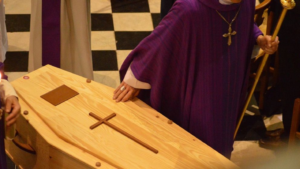 Una mujer cont� el fallecimiento de su marido de una manera poco habitual y le llovieron las cr�ticas.