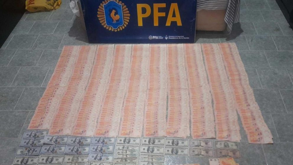 Todo el dinero secuestrado tras el procedimiento policial.