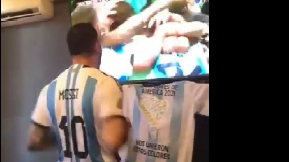 Un joven tuvo un festejo de gol alocado que se convirtió en viral.