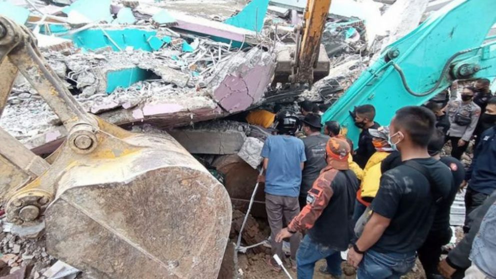 El fuerte sismo destruyó techos y paredes de las viviendas.