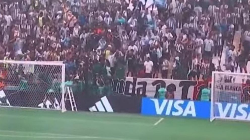 Argentinos y mexicanos tuvieron un altercado en pleno estadio por la ubcación de una bandera.