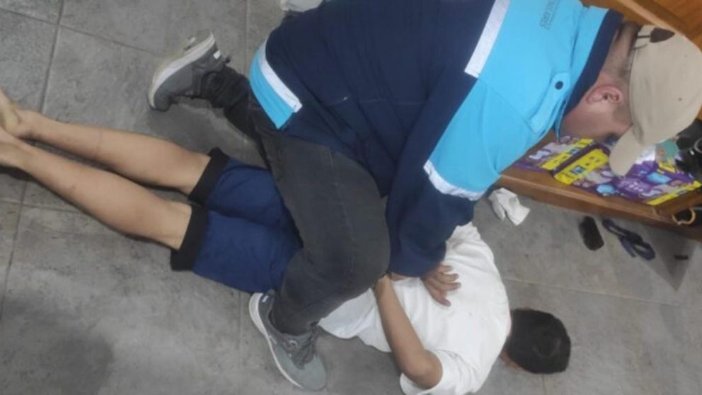 El agresor qued� detenido acusado de homicidio en grado de tentativa.