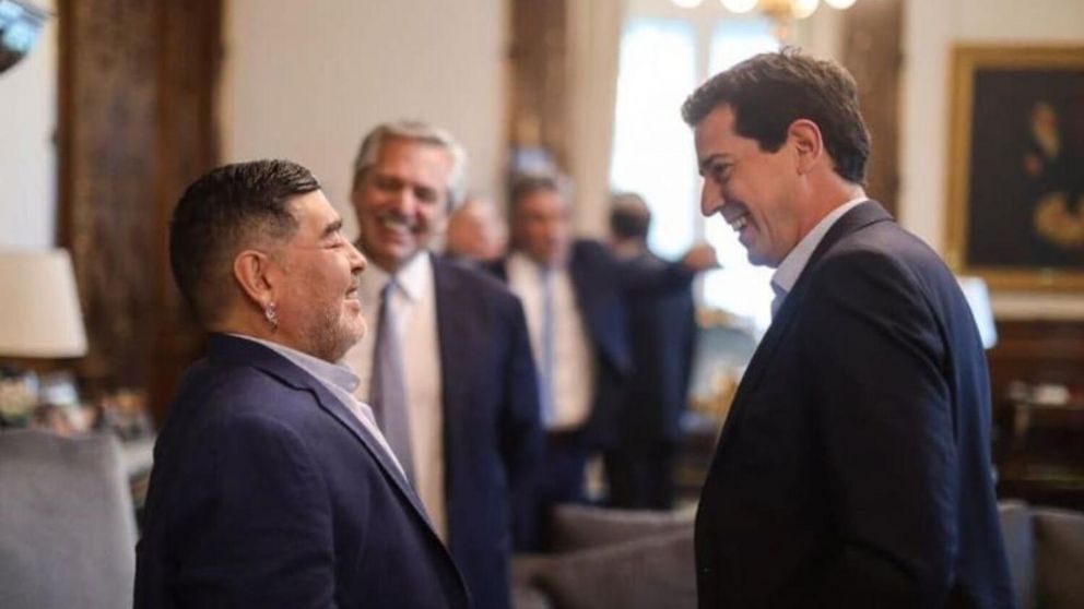 Maradona junto a Wado de Pedro y Alberto Fernández, en 2019.