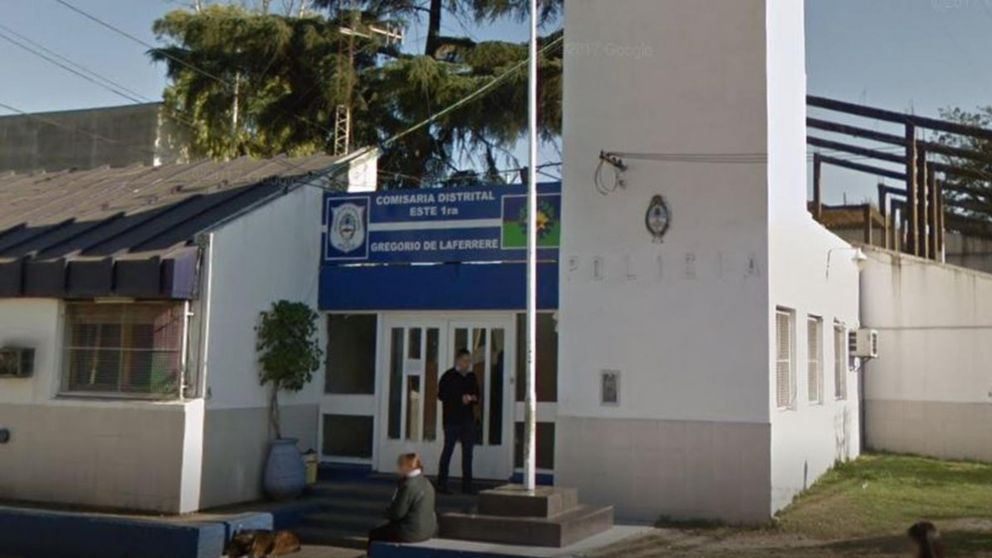 Los efectivos policiales de esta comisaría tratan de aclarar el homicidio.