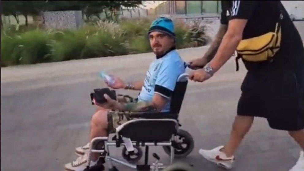 Un hincha del "Pirata" que se hace pasar por discapacitado para ver los partidos del Mundial.