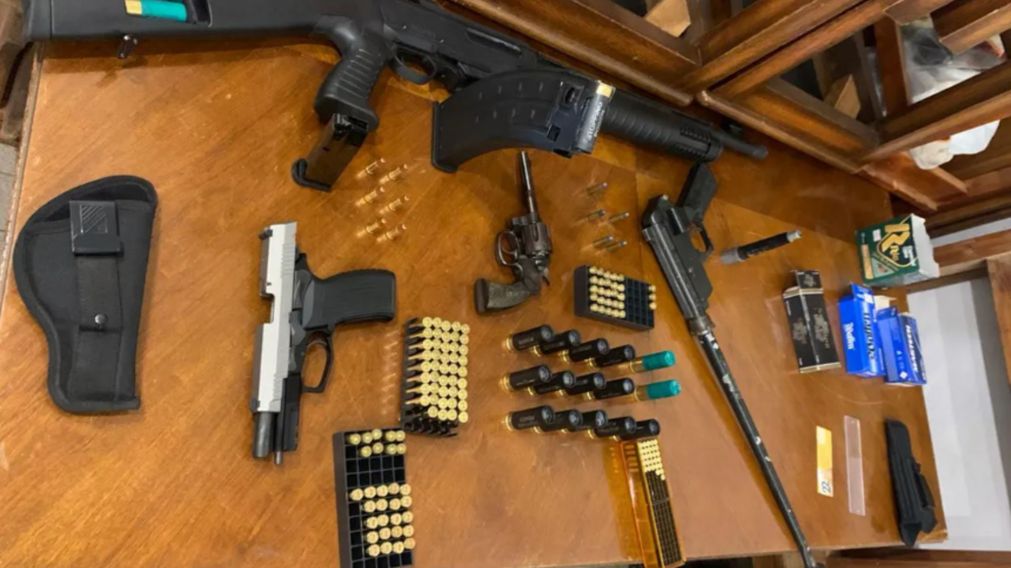Al hombre se le secuestró un arsenal de armas.