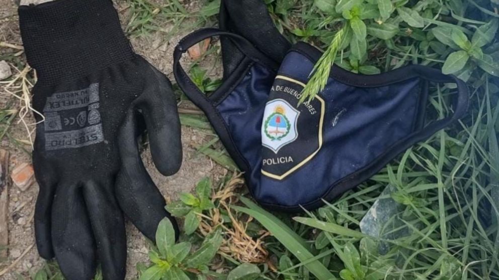 Estos son algunos de los objetos que fueron secuestrados por los investigadores policiales.