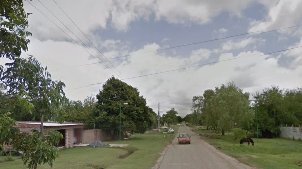 La mujer lleg� a Los Hornos desde Estados Unidos y fue recibida a tiros (Google Street View).
