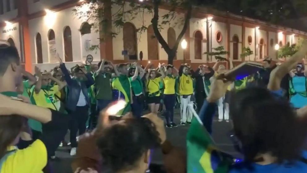 Con celulares en la cabeza, seguidores de Bolsonaro pidieron ayuda a OVNIS para "salvar a Brasil" de Lula.