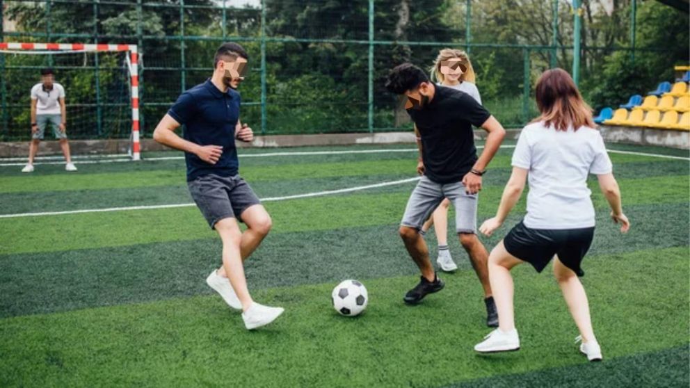 Partido de fútbol mixto terminó tras piñas, botellazos y sillazos: varios heridos y heridas.