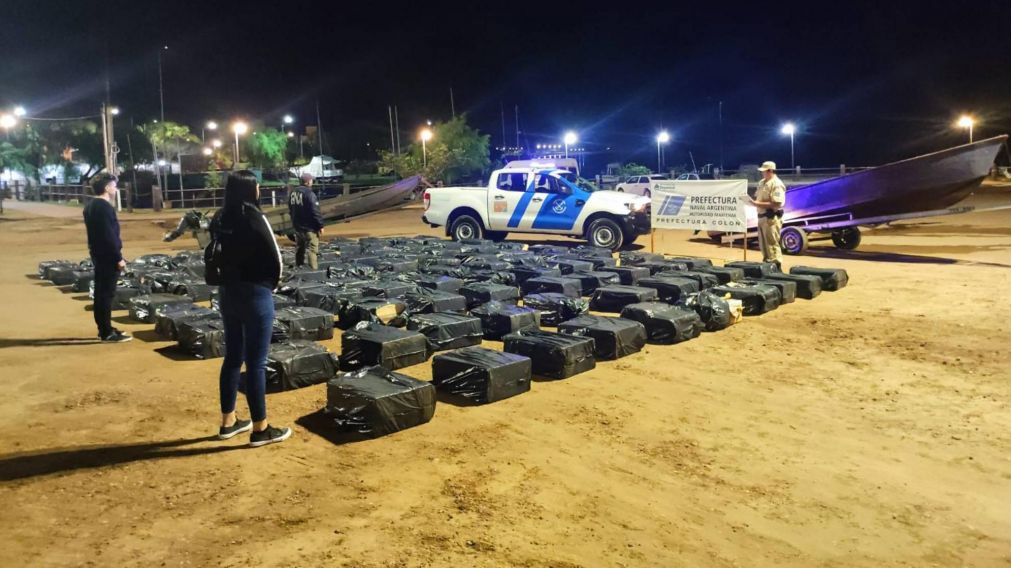 Secuestran 5.000 cartones de "puchos": el millonario cargamento viajaba rumbo a Uruguay.