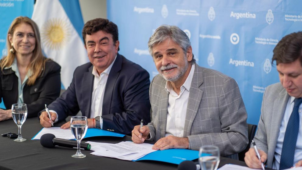 Débora Giorgi, Fernando Espinoza, Daniel Filmus y Fernando Peirano, durante la firma del convenio en La Matanza.