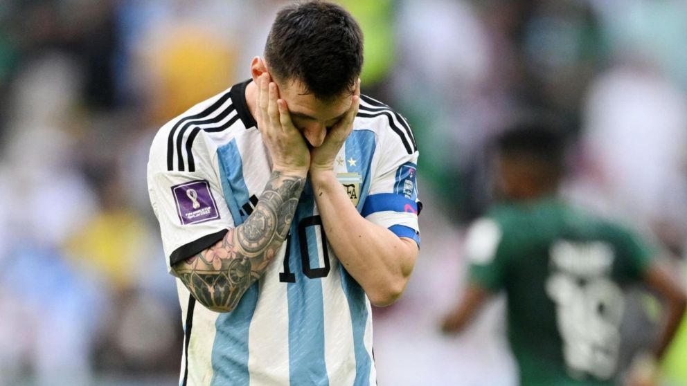 La desazón de Lionel Messi tras la derrota de Argentina contra Arabia Saudita en el debut del Mundial de Qatar 2022 (Gentileza @iF2is/Twitter).