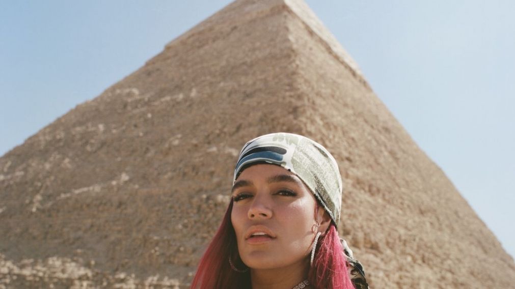 Karol G estrenó su nuevo single y video "Cairo", junto a Ovy on the Drums