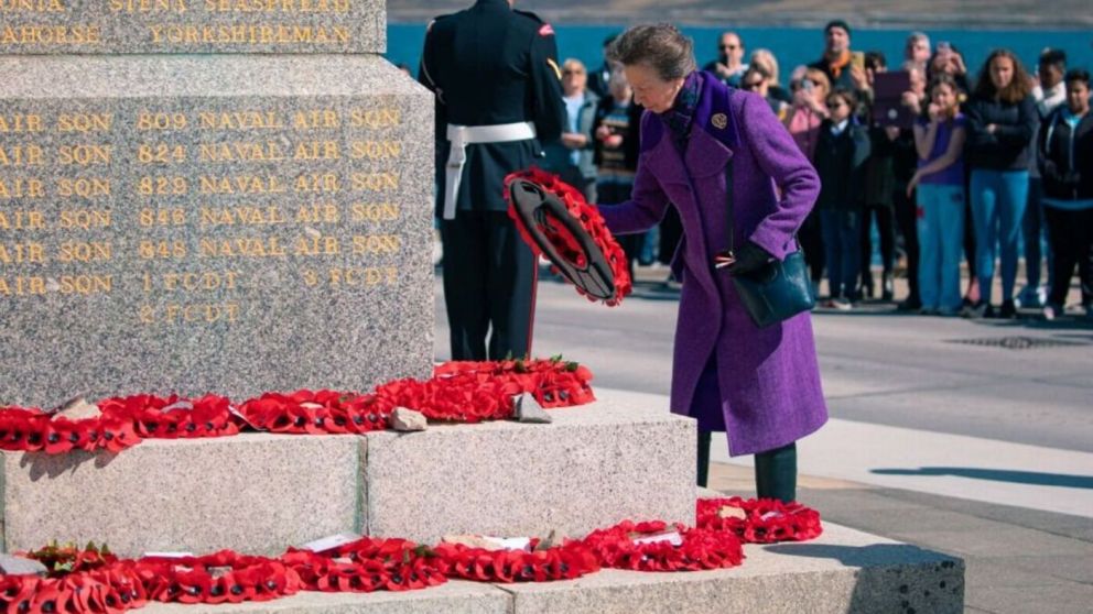 La princesa Ana de Gran Bretaña colocó una ofrenda floral en el Monumento de la Liberación de Puerto Argentino.