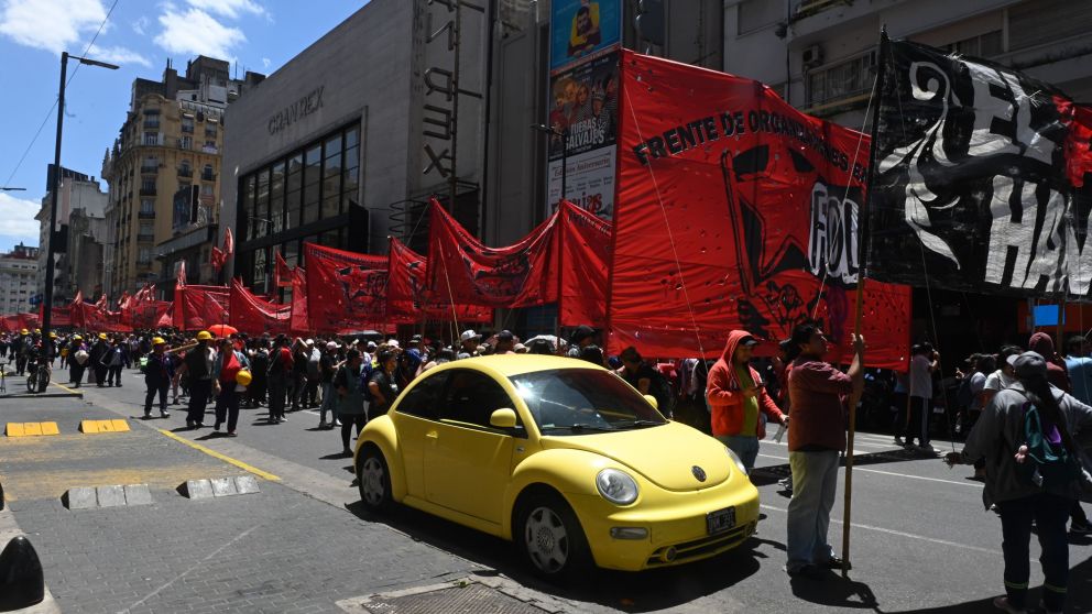 La protesta de las organizaciones piqueteras generó complicaciones en el tránsito en el centro porteño (Télam).