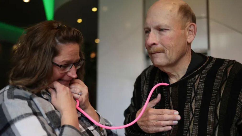 La emoción de una madre al volver a escuchar el corazón de su hija unos años después de donarlo (Gentileza: Chicago Tribune).
