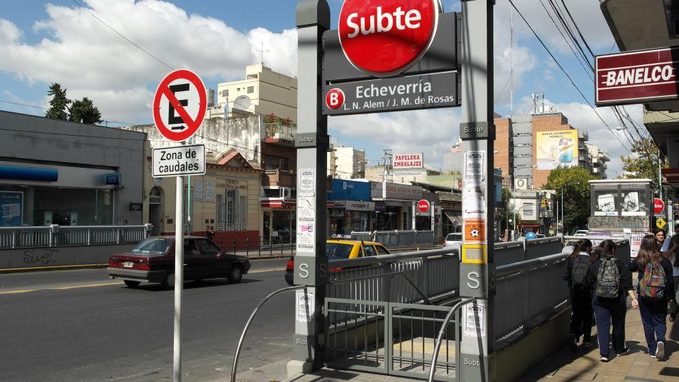 Cambian el nombre de tres estaciones de subte para conmemorar hechos y personajes históricos.