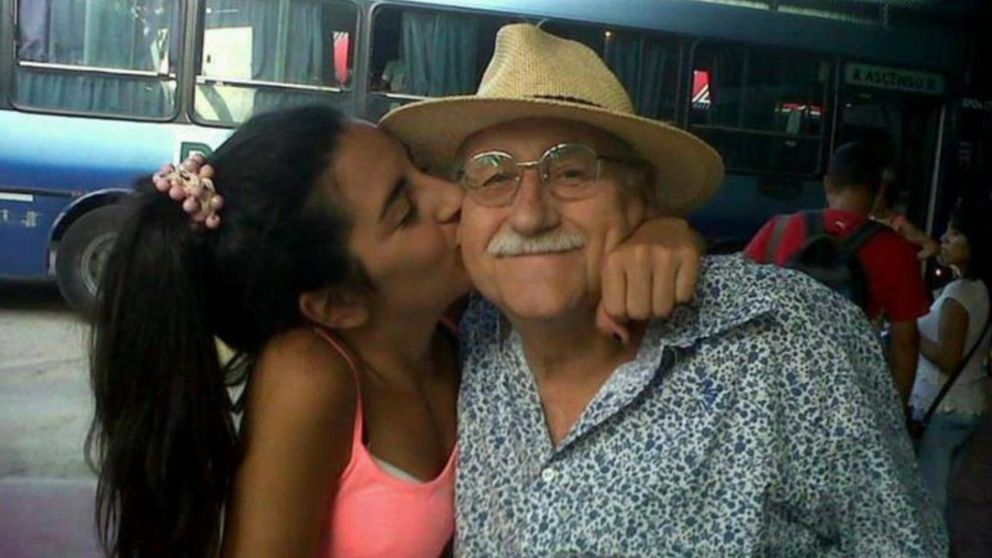Aprobó la tesis final y su abuelo la felicitó... desde el más allá: "Estrellita mía" (Twitter).