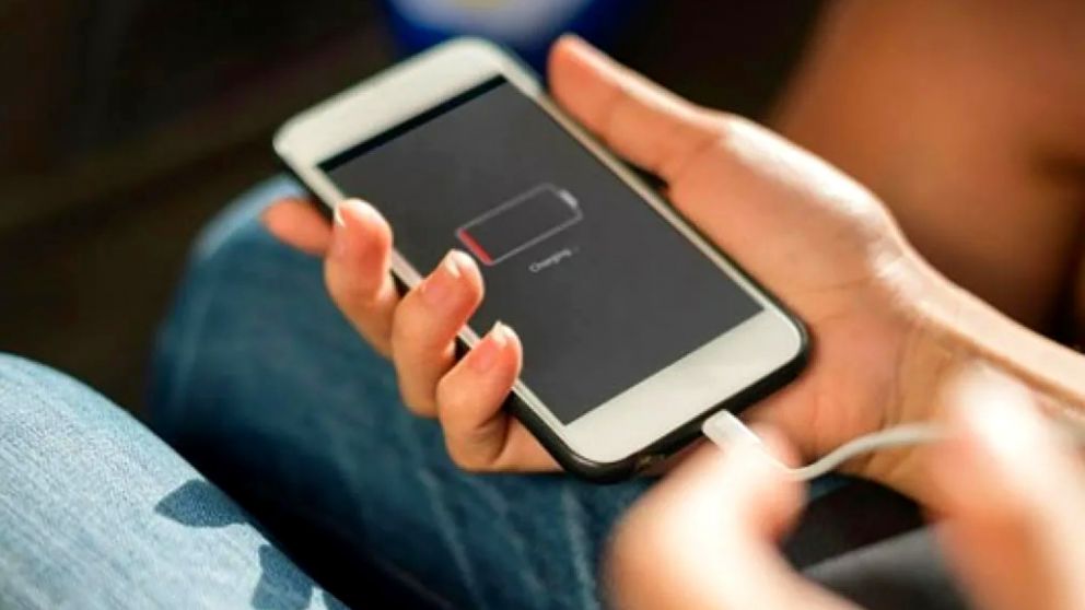 Una chica de 15 años enchufó el celular para cargarlo y murió por una descarga eléctrica.