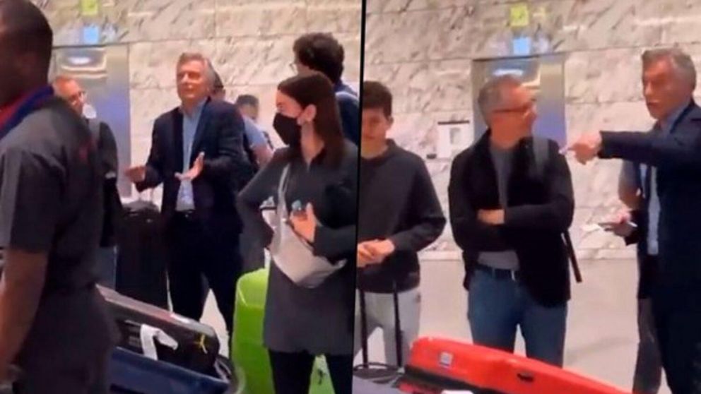 Mauricio Macri en el aeropuerto de Qatar junto a sus colaboradores.