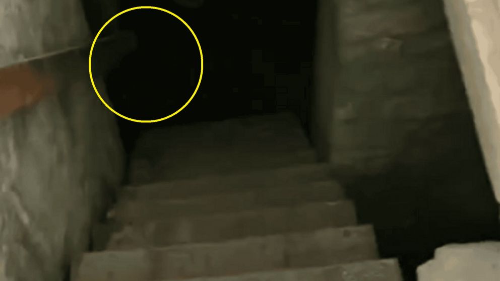 Mujer abrió un sótano secreto y vio un espeluznante espectro frente a sus ojos.