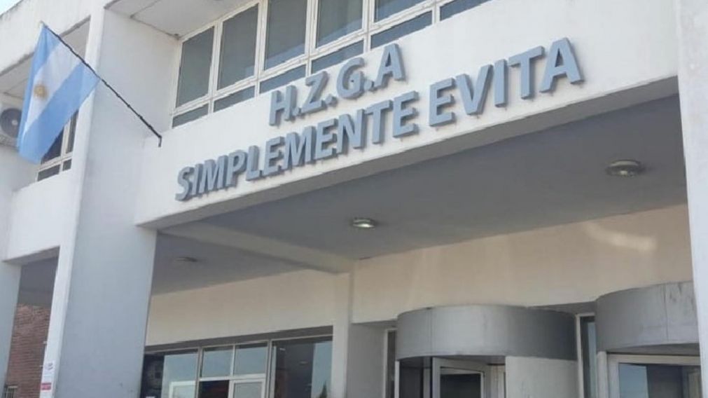 Los funcionarios policiales fueron conducidos a este centro asistencial.