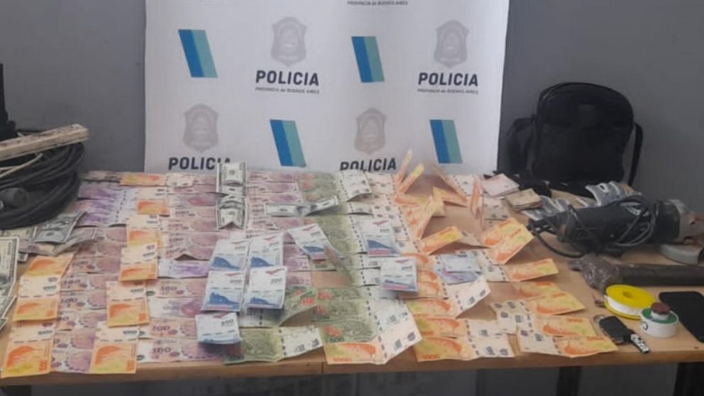 Parte de los objetos que fueron secuestrados por los investigadores policiales.