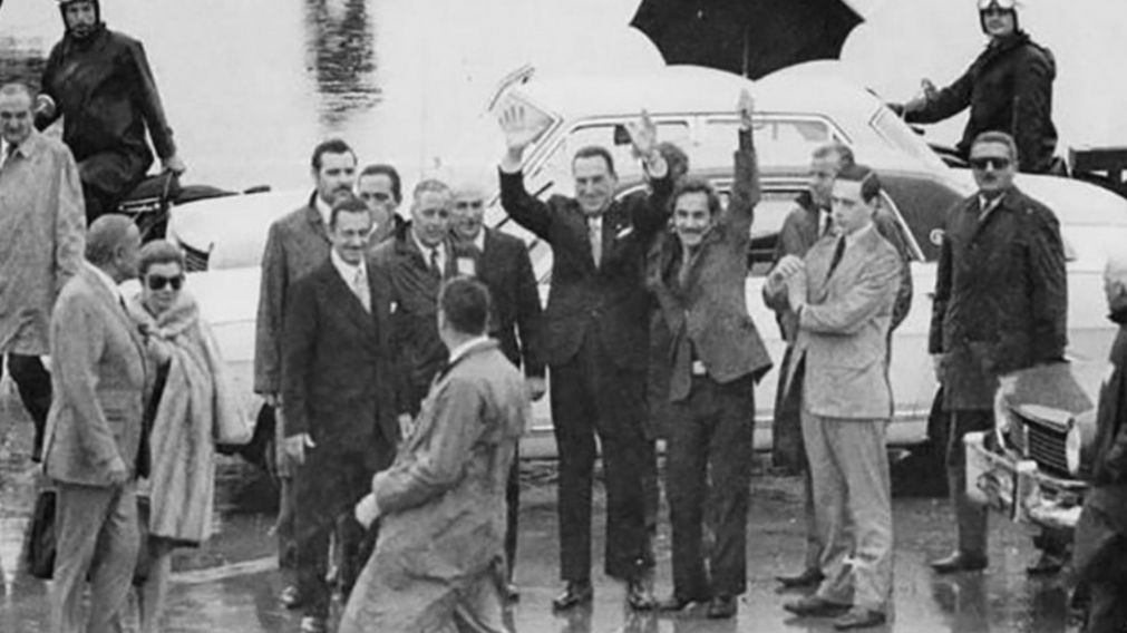 Se cumplen 50 años de este saludo tan esperado por todos los peronistas. El líder, finalmente, pudo regresar.