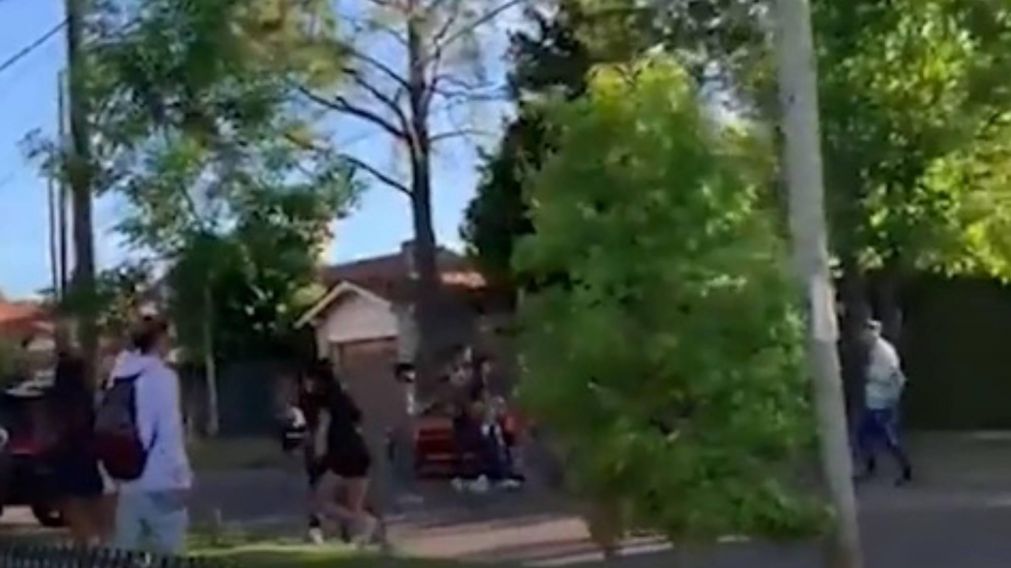 Los vecinos llamaron a la Policía por una batalla campal entre padres y alumnos de una escuela.
