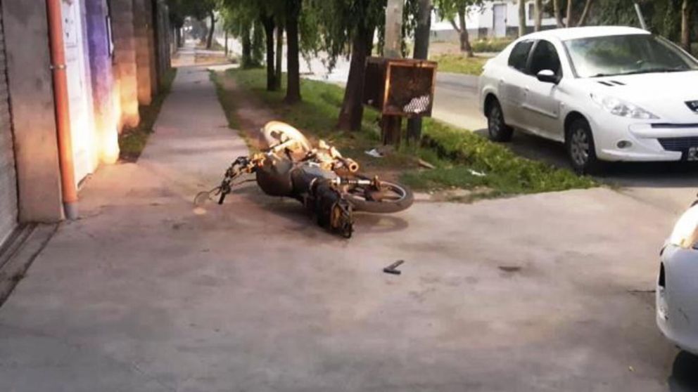 La moto que los delincuentes dejaron abandonada en el lugar para darse a la fuga.