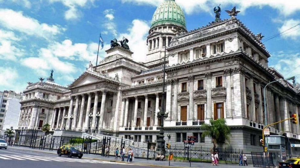 El incremento salarial será de 30.000 pesos a partir de noviembre y no incluirá a los senadores y diputados.
