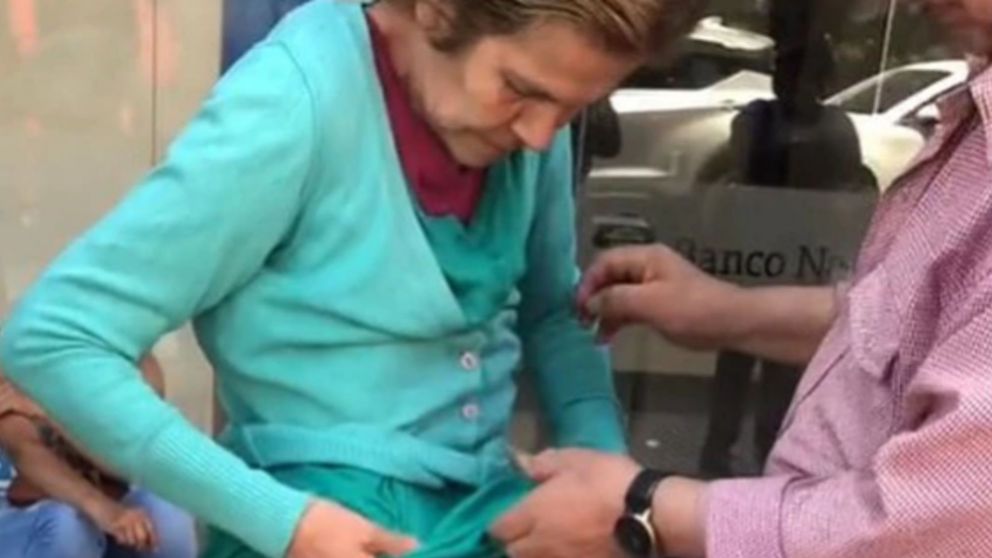 Jubilada se quiso sacar la ropa en la calle y el increíble motivo dejó asqueados a todos.