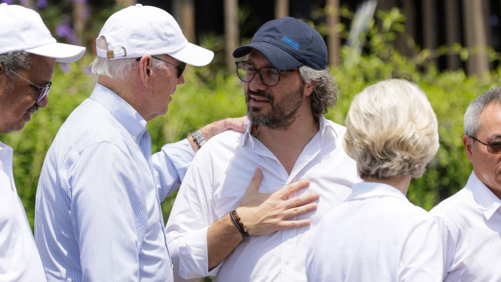 Joe Biden, presidente de Estados Unidos, y Santiago Cafiero, canciller argentino, durante el cierre de la Cumbre del G20 en Bali, Indonesia.