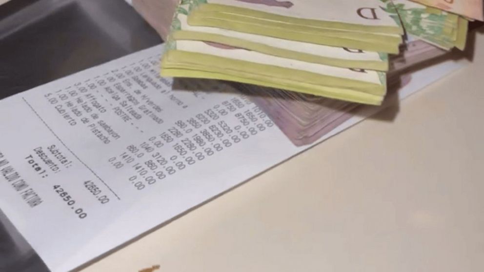 Artista internacional comi� en un restaurante argentino y se escandaliz� por la cantidad de billetes que necesit� para pagar: �Una tonelada�