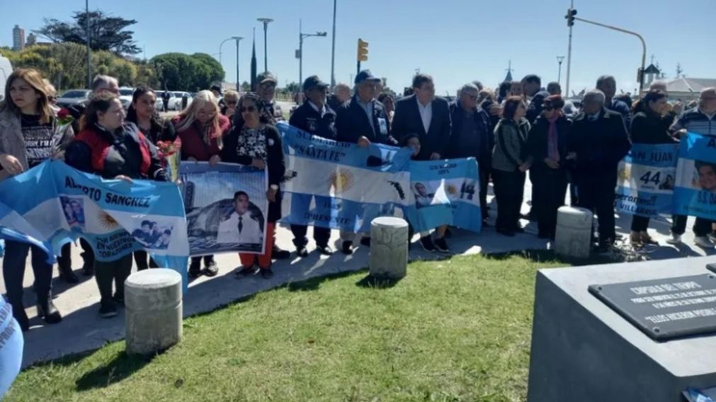 El homenaje se realiz� frente a la Base Naval de la ciudad balnearia (Gentileza AhoraMarDelPlata.com.ar).