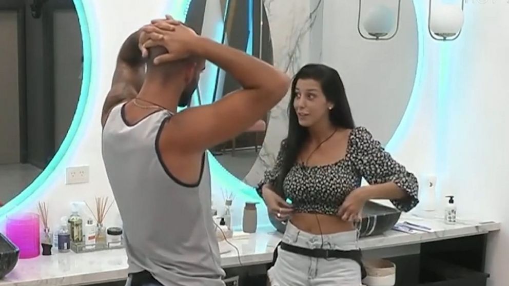 Juliana y Maxi quisieron reconciliarse teniendo sexo en el baño, pero fueron interrumpidos y podrían ser sancionados por Gran Hermano.