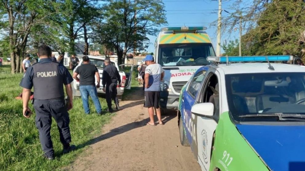 La polic�a trabajando en la zona del crimen. 