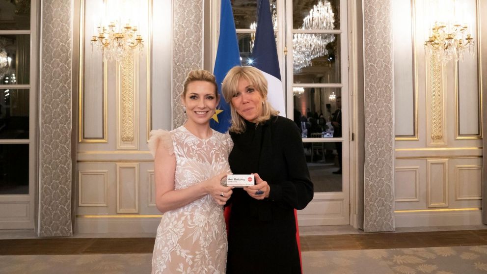 Fabiola Yáñez junto a Briggite Macron.