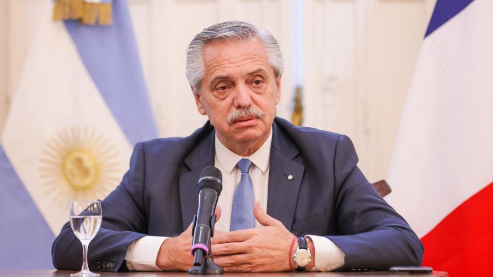 El presidente Alberto Fernández recibio al Grupo Crónica y a otros medios en la embajada argentina en París.