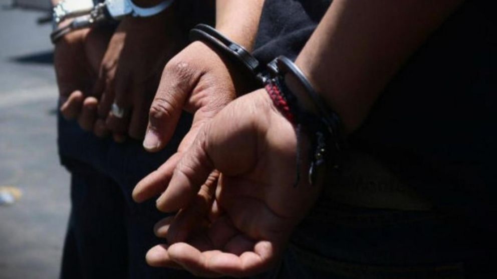 Ambos individuos, de 50 y 31 a�os, fueron arrestados por los investigadores policiales.