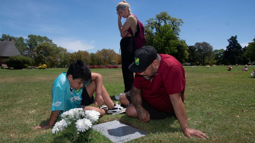 Con el dolor a cuestas, la familia de Lucas González fue al Cementerio Parque Iraola (Télam).