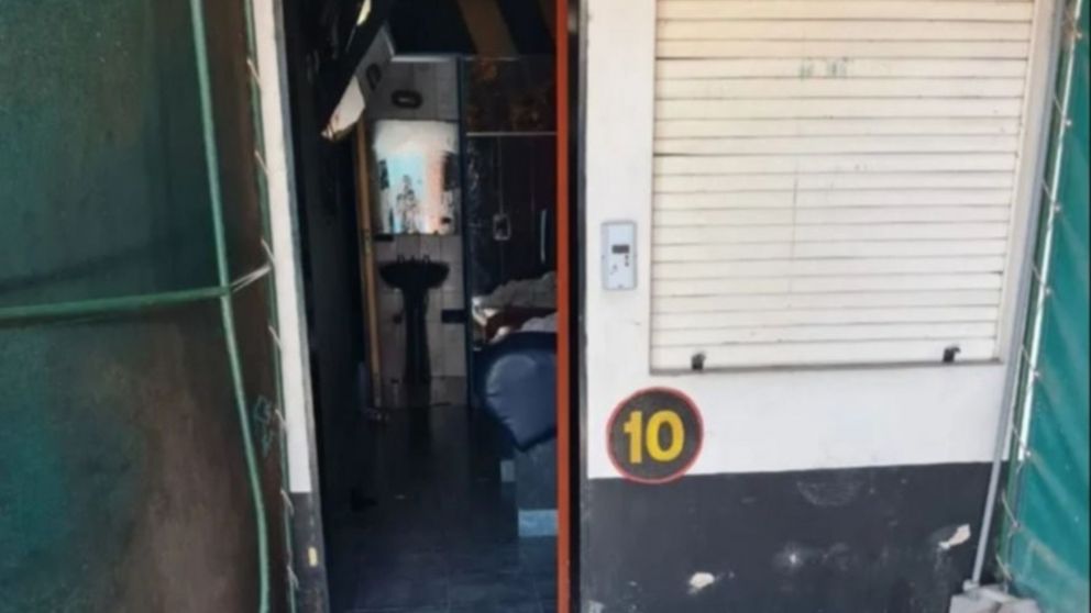 La habitación del hotel alojamiento quedó destrozada.